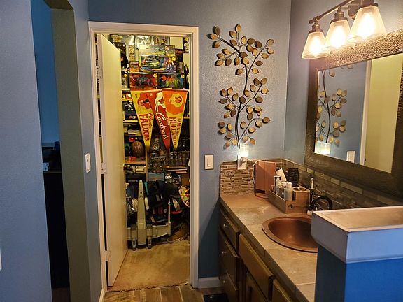 4th image of 495 Palomino Ct