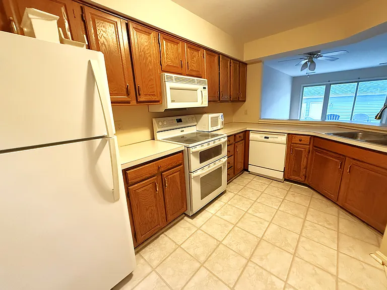 5446 Oxford Dr — Photo 2