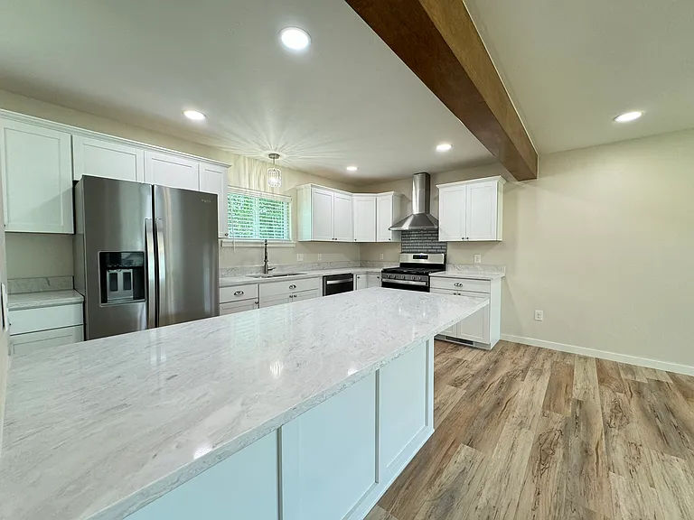 1442 E Broadway St — Photo 37
