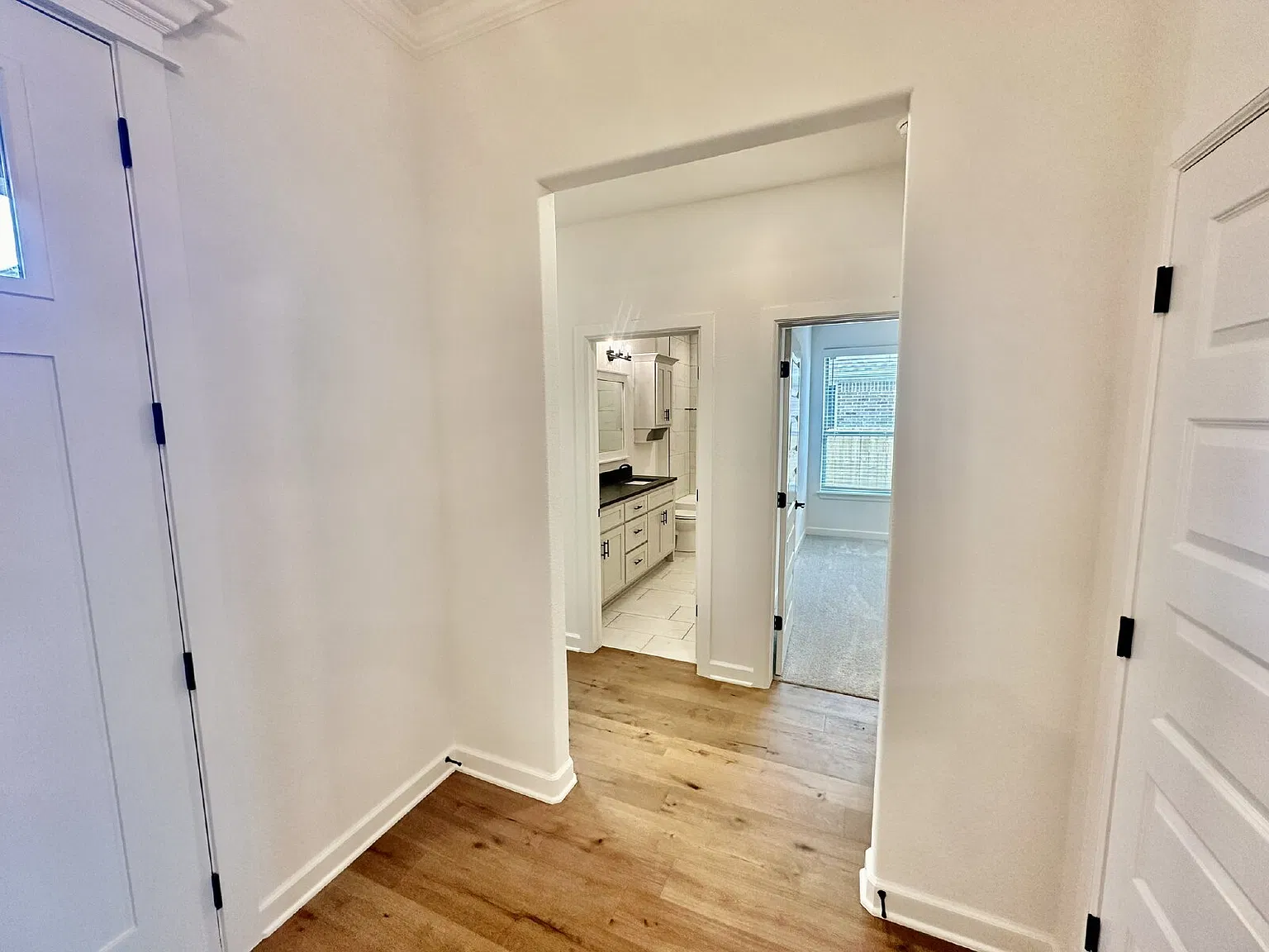 3 bed, 2.0 bath, 2161 sqft, $2,400 — Photo 4