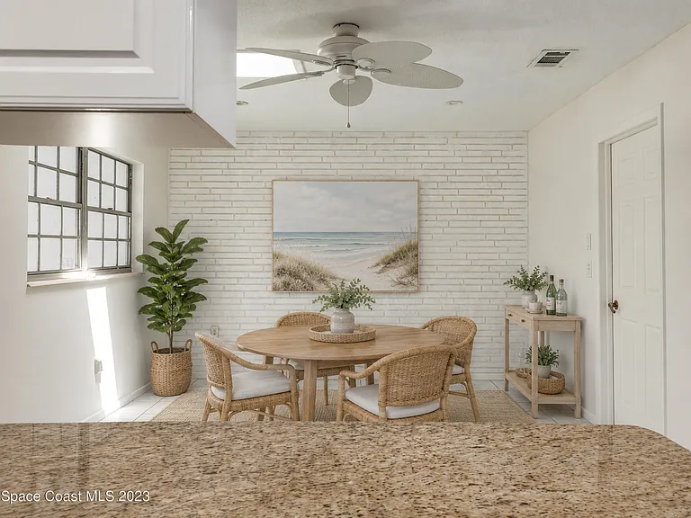 302 Emerald Pl E — Photo 6