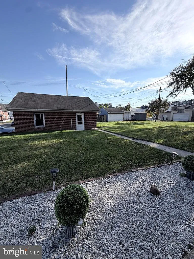 3 bed, 1.0 bath, 1626 sqft, $2,100 — Photo 2