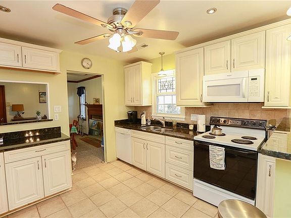 4th image of 55 Carriage Hill Dr