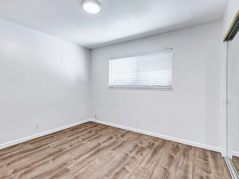 931-939 Golden Gate Drive — Photo 14