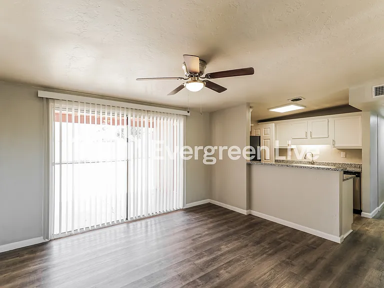 8056 E Victoria Dr — Photo 5
