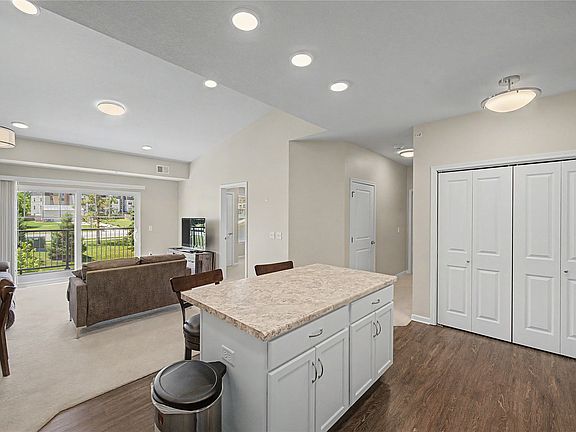 4th image of 1427 34th Ave SW #213