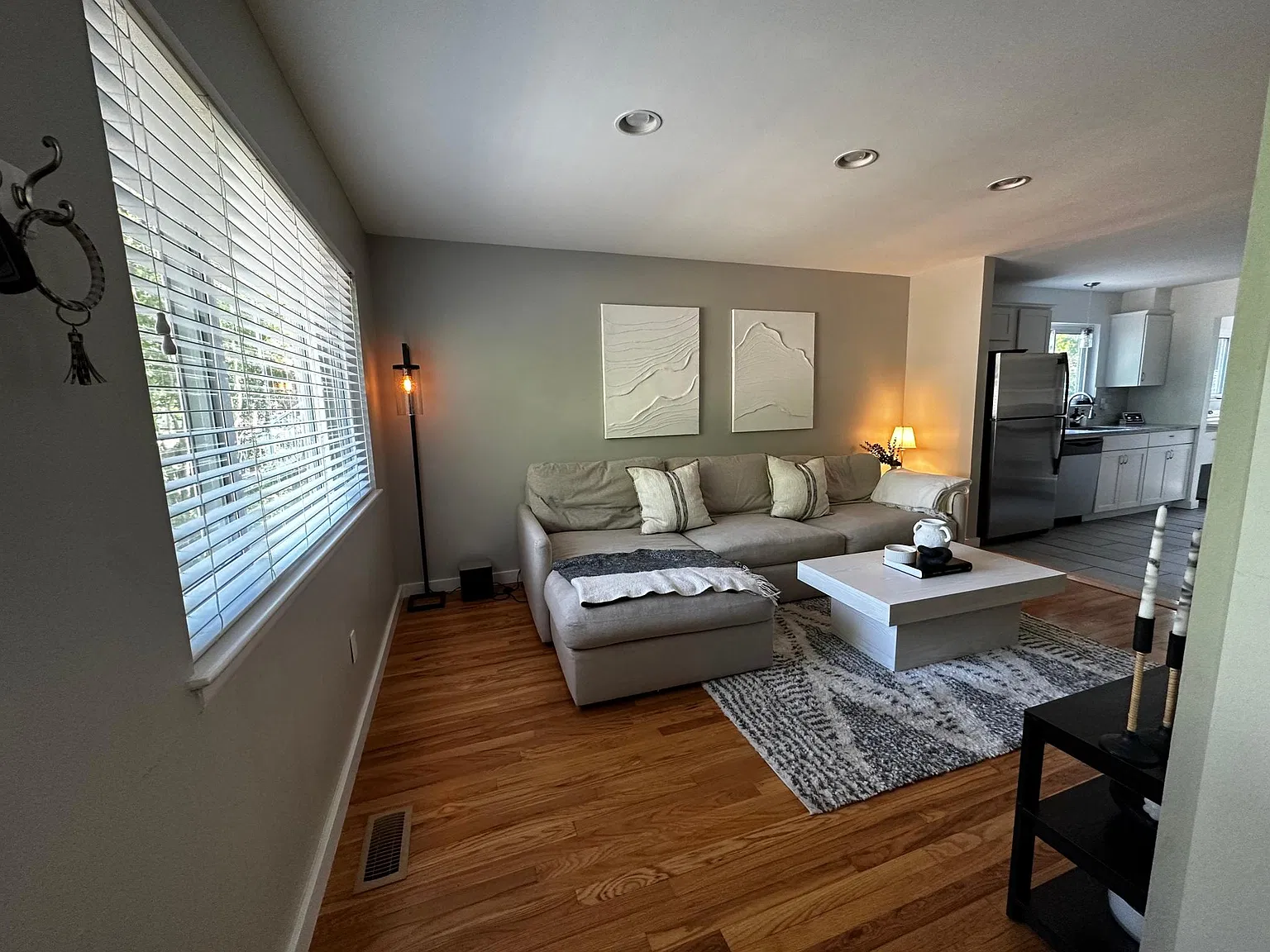 3 bed, 1000 sqft, $2,200 — Photo 2