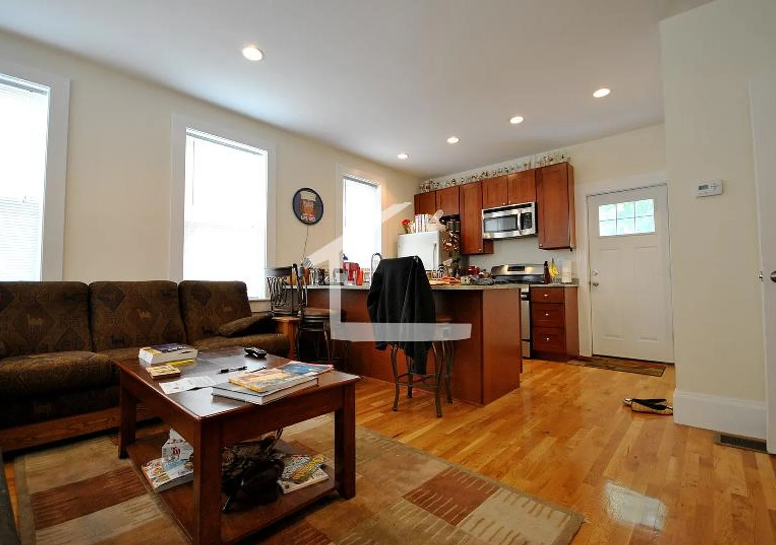 Nicely renovated Townhouse in a prime location near the Green Line with parking included! — Photo 4
