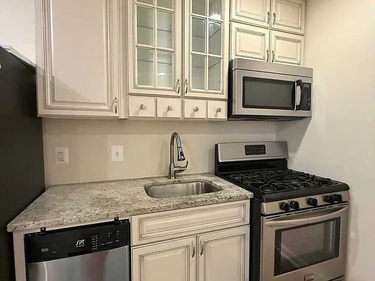 1720 H St NE #B — Photo 2