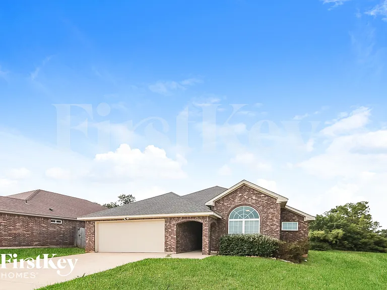 2708 Beverly Dr — Photo 2