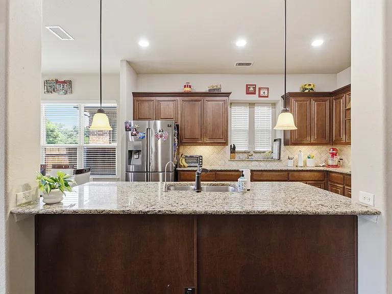 2304 Lynbridge Cir — Photo 13