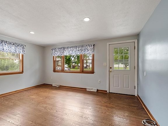 3rd image of 170 Townsend Ave
