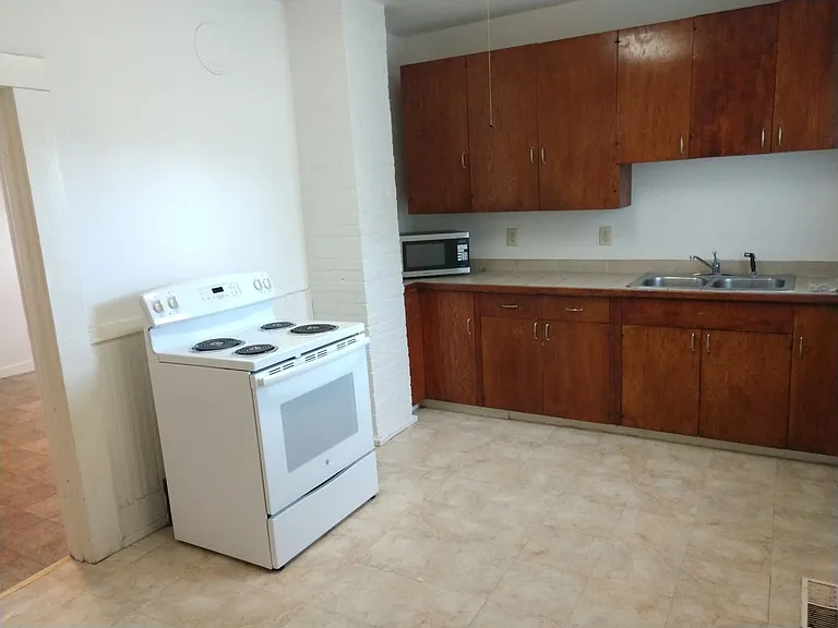 2228 Yew St — Photo 7