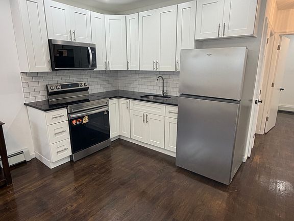 3rd image of 885 Yorkston St #2