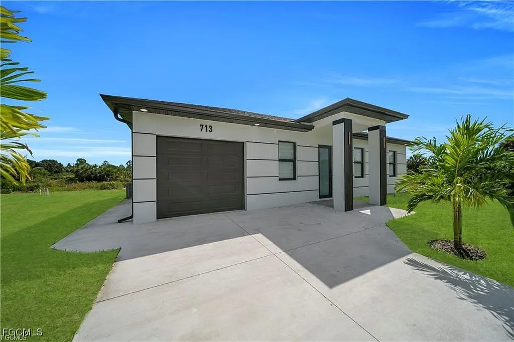 3 bed, 2.0 bath, 1060 sqft, $1,900 — Photo 1