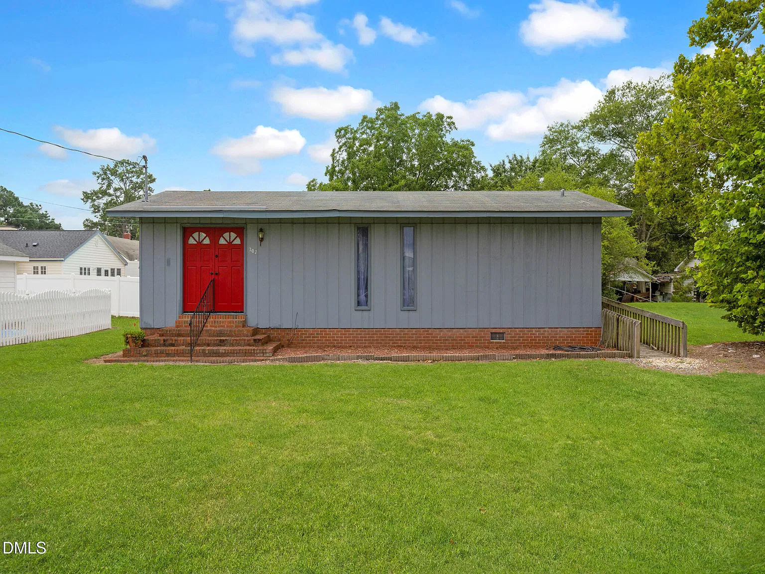 2 bed, 1.0 bath, 806 sqft, $1,350 — Photo 1