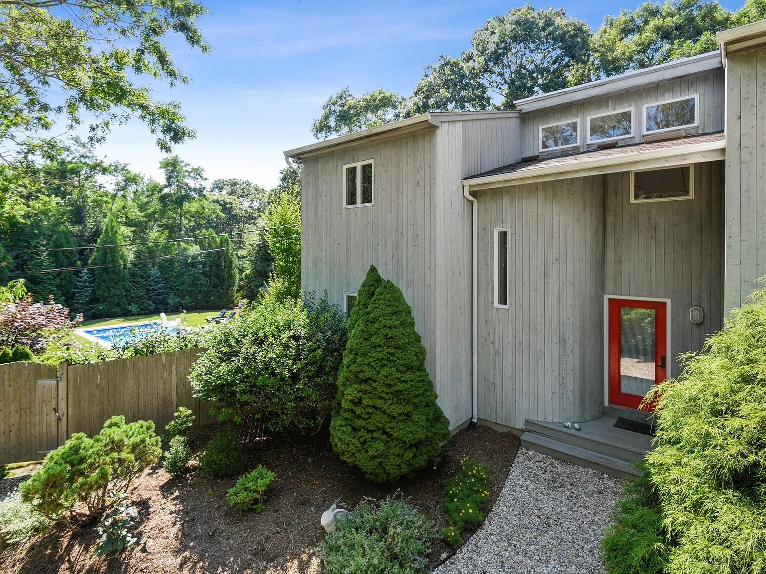 East Hampton Home With Pool — Photo 2
