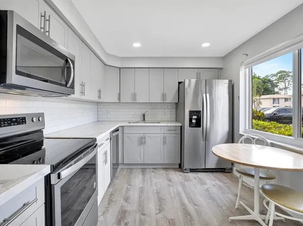 250 Candycane LN #1013, NAPLES, FL 34112