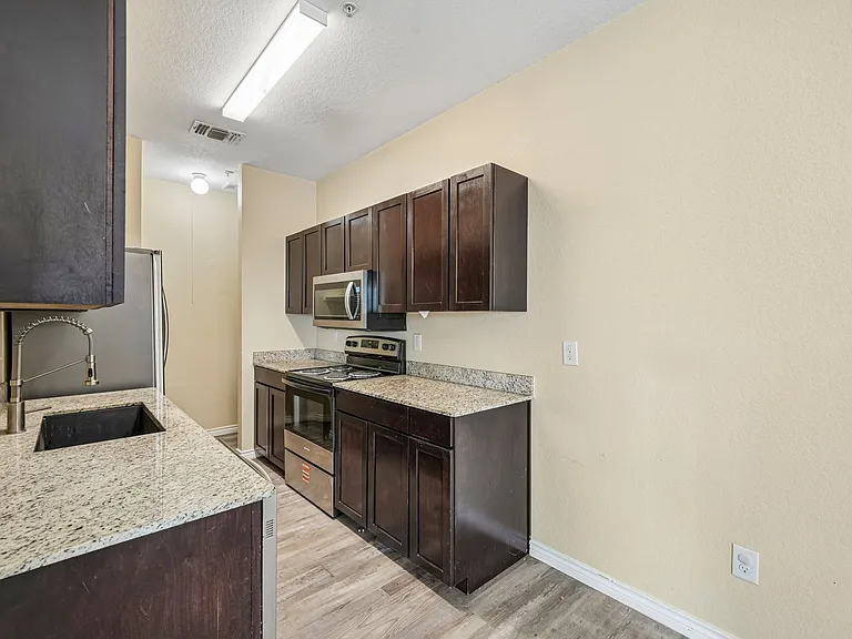 La Marquesa Apartments — Photo 25