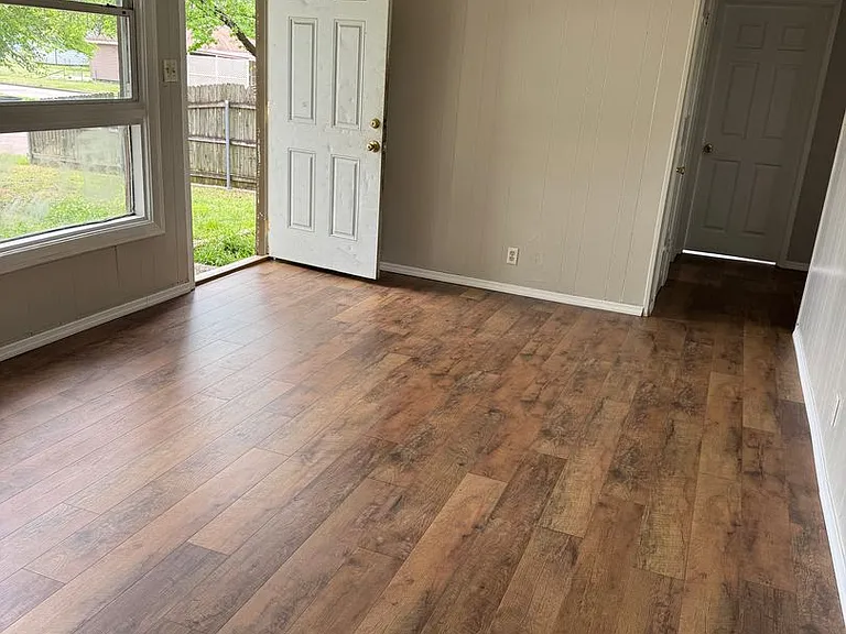 1669 S Hickory Ave — Photo 3