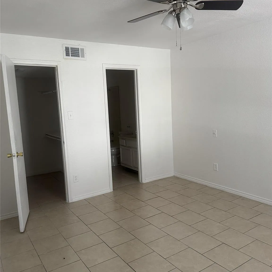 2 bed, 2.0 bath, 1068 sqft, $1,147 — Photo 2