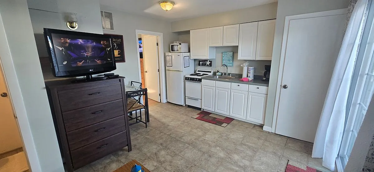 1 bed, 1.0 bath, 352 sqft, $1,600 — Photo 3