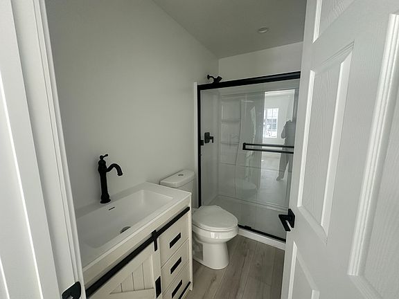 4th image of 187 W Sidlee St #B