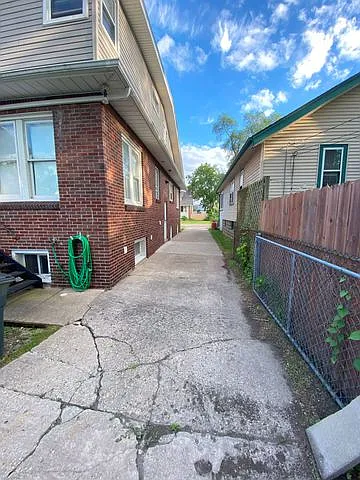 Building Photo - 145 E Maplehurst St