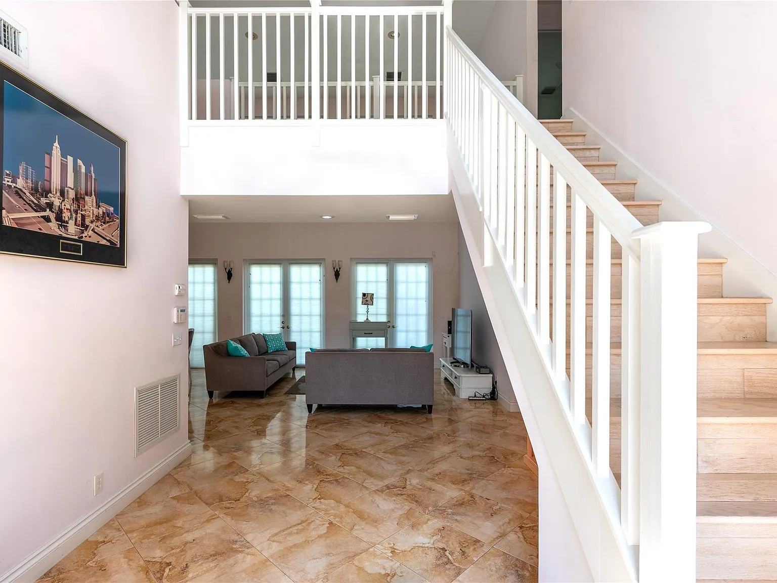 3 bed, 3.0 bath, 2389 sqft, $9,200 — Photo 4