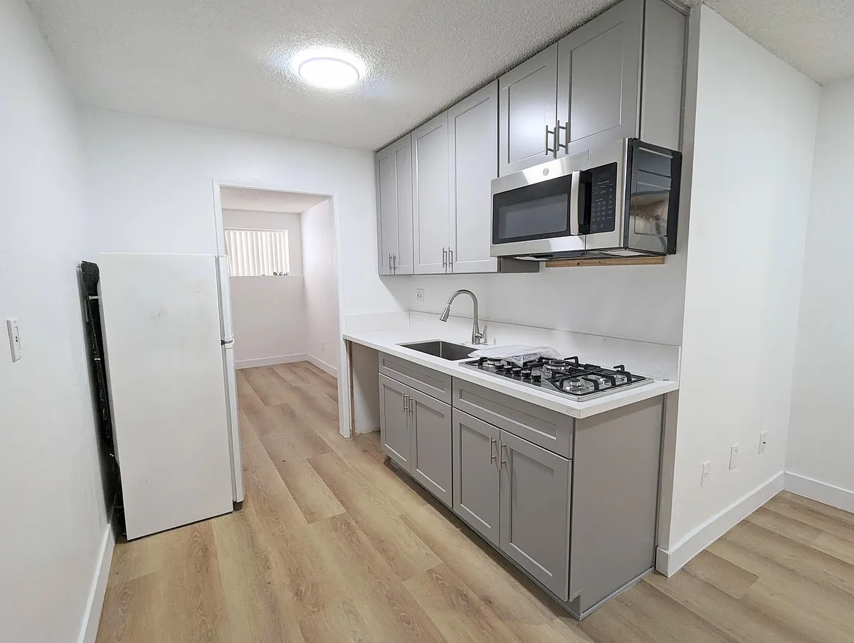 Kitchen - 2584 S Centinela Ave #8