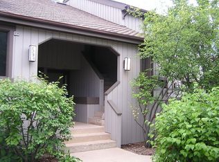 1290 Oak Hill Rd APT B, Lake Barrington, IL 60010