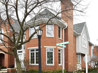 5936 N Sauganash Ln, Chicago, IL 60646