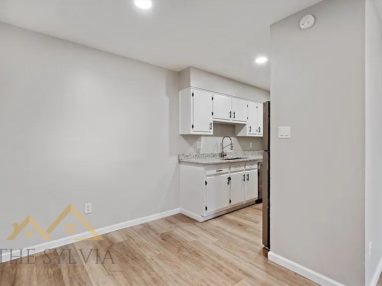 Gorgeous Renovated 1 & 2 Bedroom Apartment @ 1512 Court — Photo 16