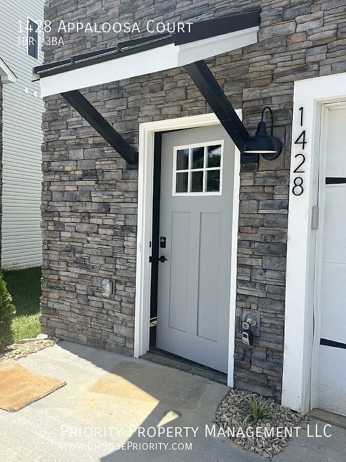 3-Bedroom Townhouse Harrisonburg, VA — Photo 2