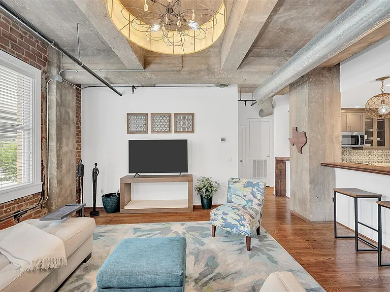 204 Travis St #4A — Photo 3