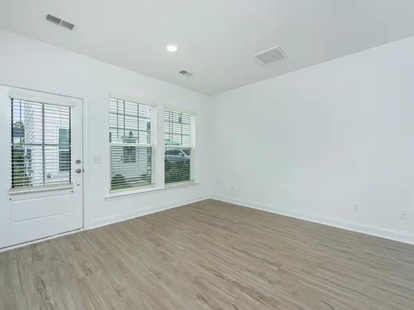 7104 Channel Park Dr, Hanahan, SC 29410