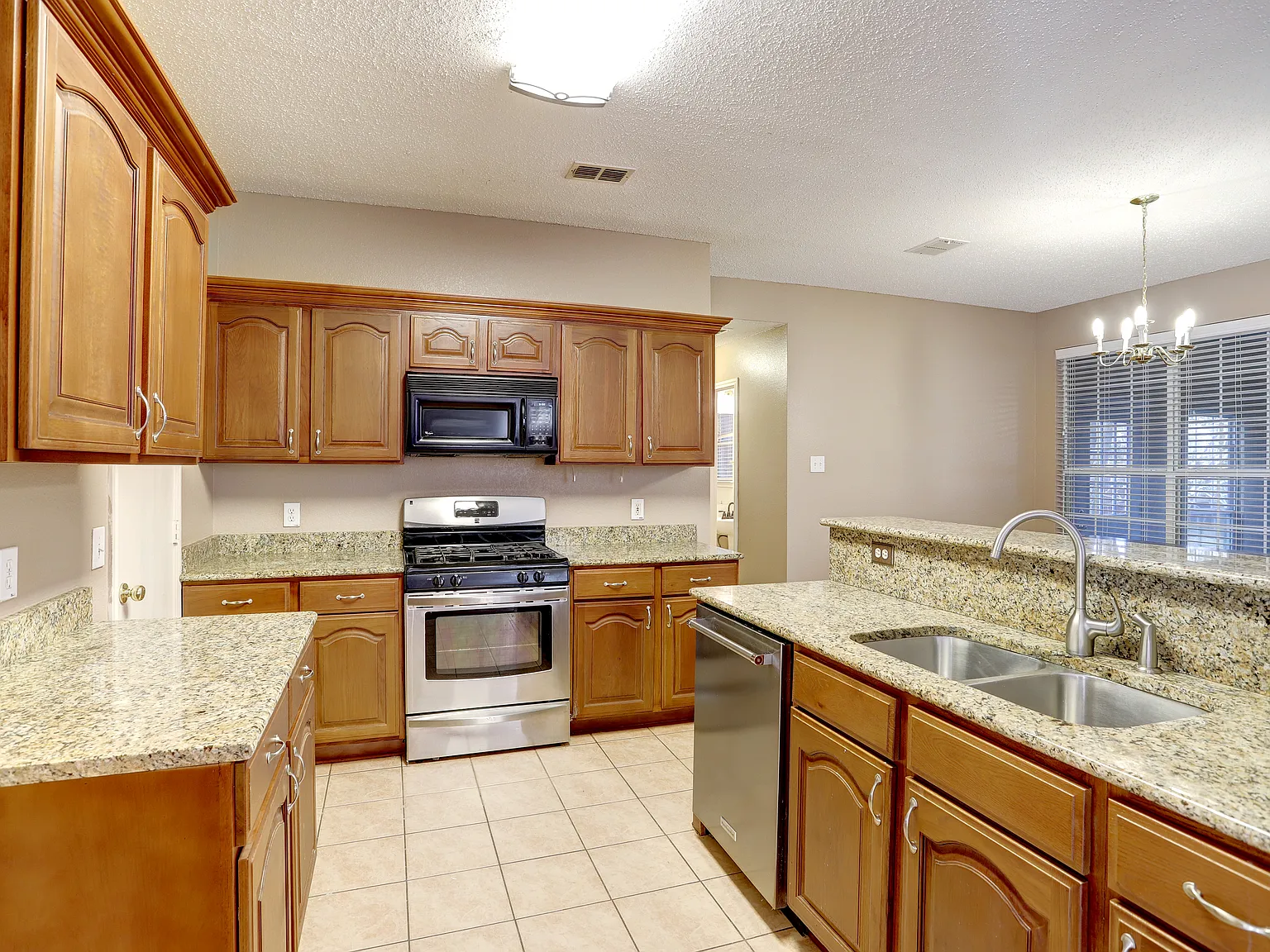 4 bed, 2.5 bath, 2735 sqft, $2,900 — Photo 3