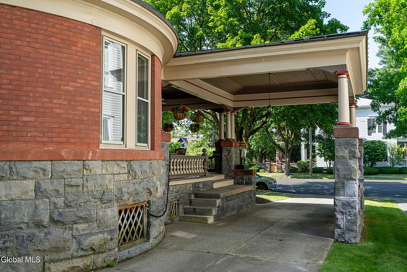 3rd image of 84 Union Avenue