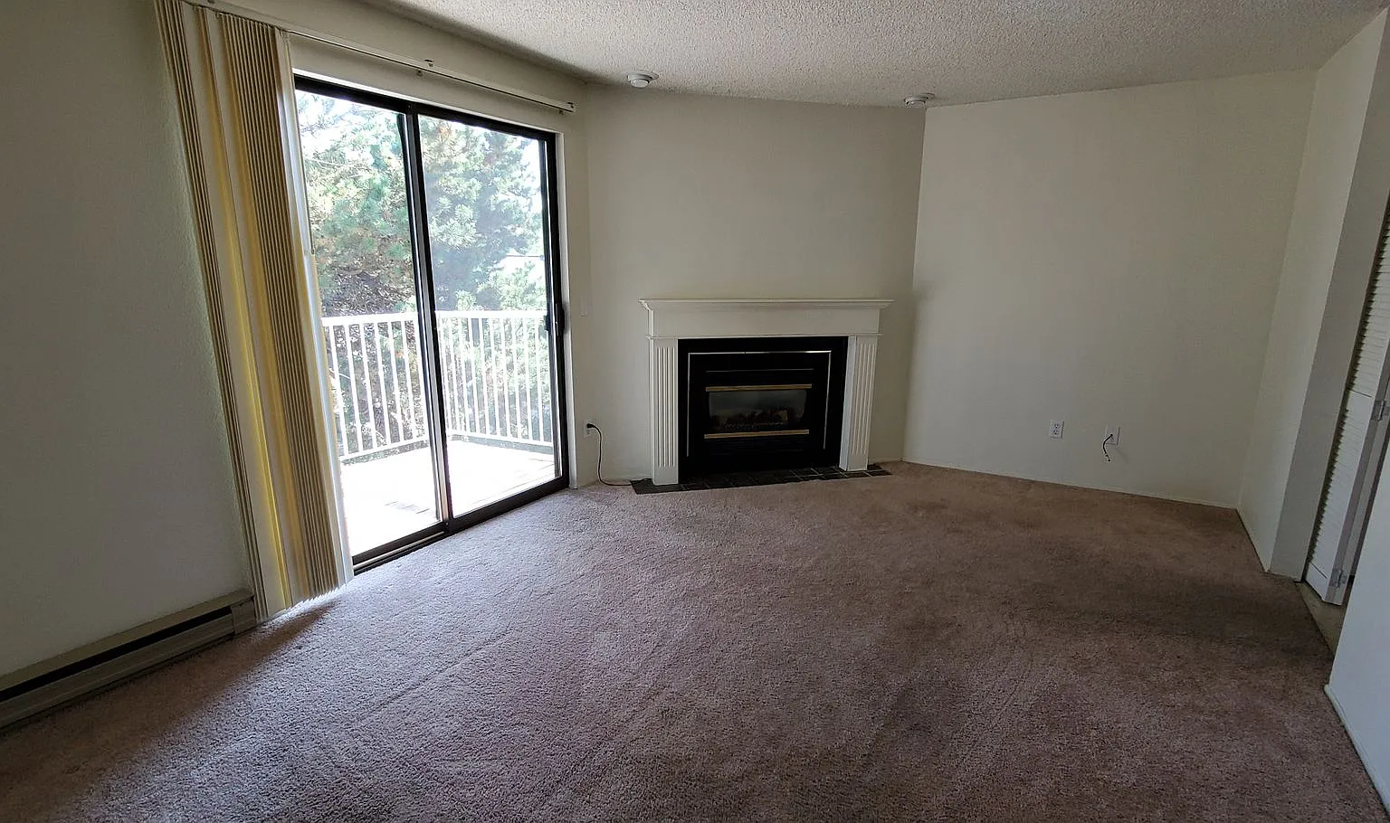 Spacious Apartments with Parking & Storage in Prime Location — Photo 2