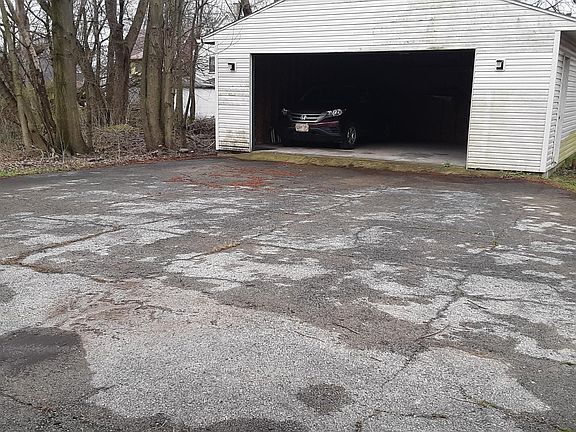 4th image of 739 Delaware Ave