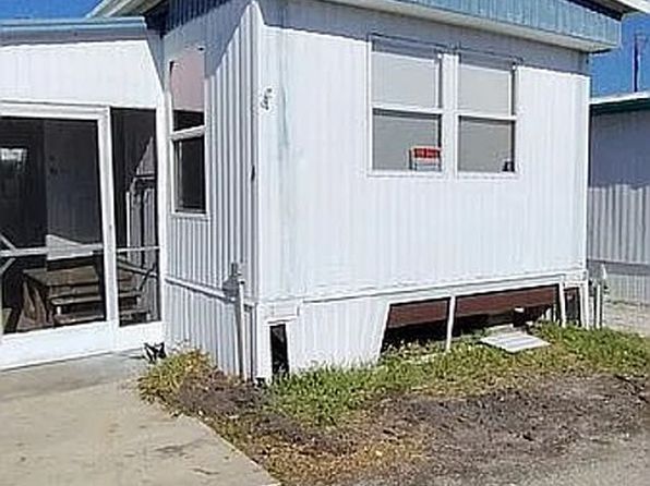 4 Poinsetta Ln