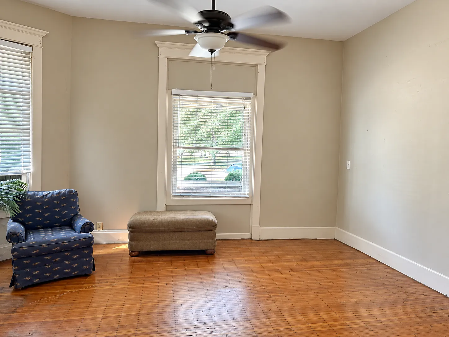 520 SE Riverside Dr — Photo 1