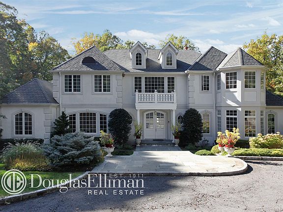 2nd image of 7 Lattingtown Woods Ct