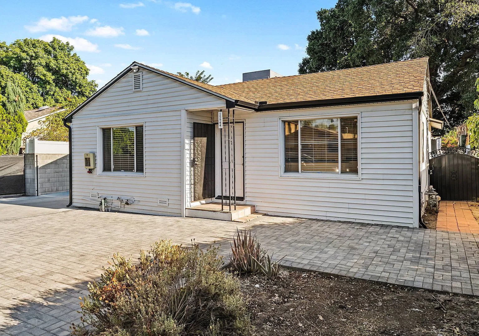 Spacious 3-Bedroom Home with Modern Comforts & Private Patio in Van Nuys — Photo 3