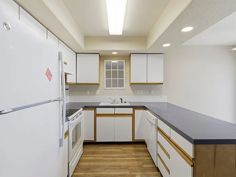1637 Westbridge Dr #J2 — Photo 9