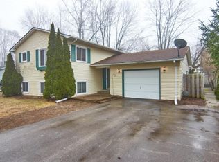 970 Holliday Dr, Lake Orion, MI 48362