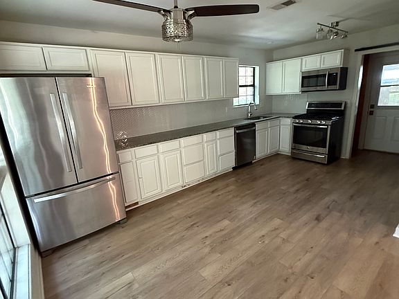 2nd image of 908 N Fannin St