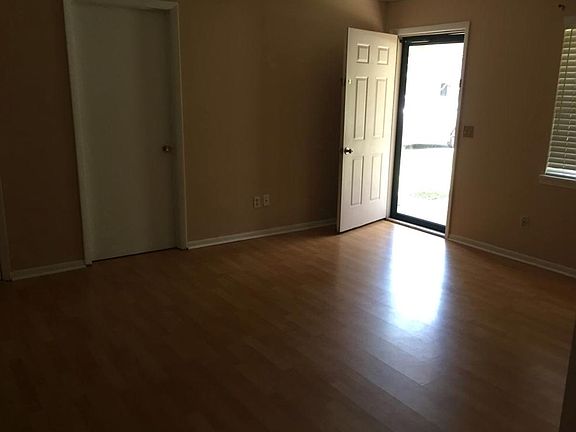 3rd image of 467 Elm St