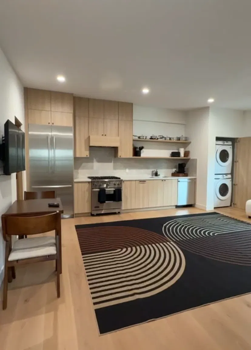 Studio, 400 sqft, $3,200 — Photo 4