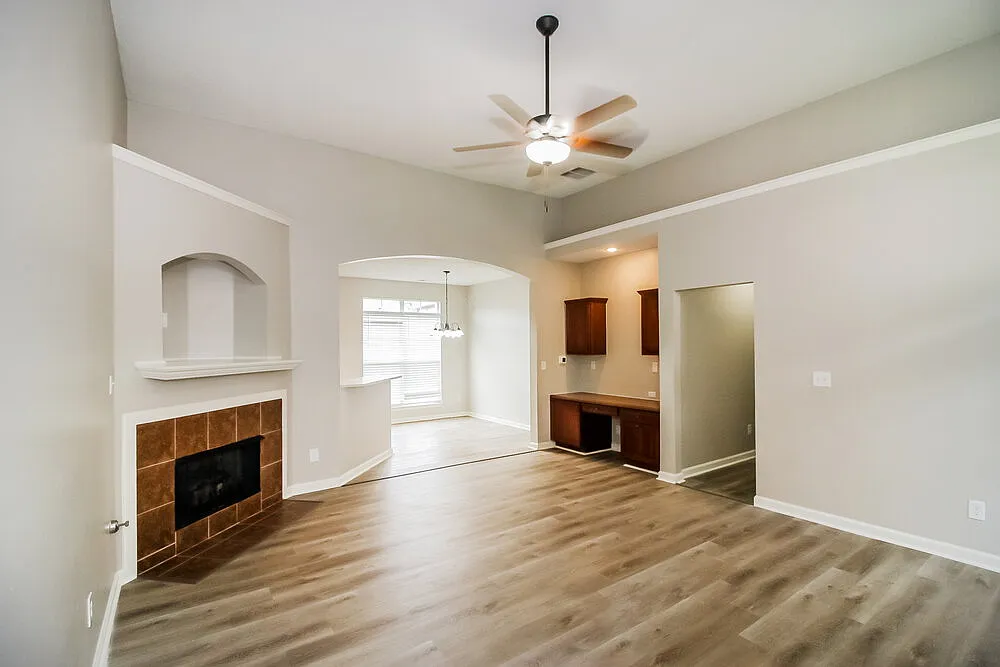 3 bed, 3.0 bath, 2054 sqft, $2,160 — Photo 4